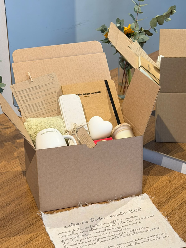 Caixa do kit Cuidado com caderno, caneca, vela e itens de conforto